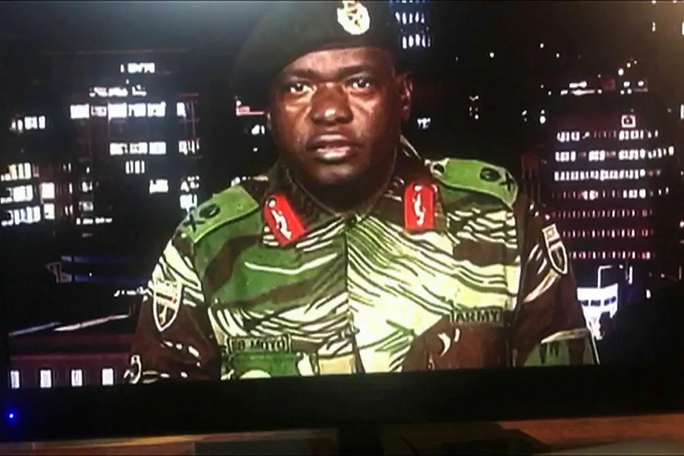 General Sibusiso Moyo kunngjorde på tv onsdag morgen at militæret har overtatt makten og at president Robert Mugabe er pågrepet. Foto: DEWA MAVHINGA/AFP Photo/NTB scanpix