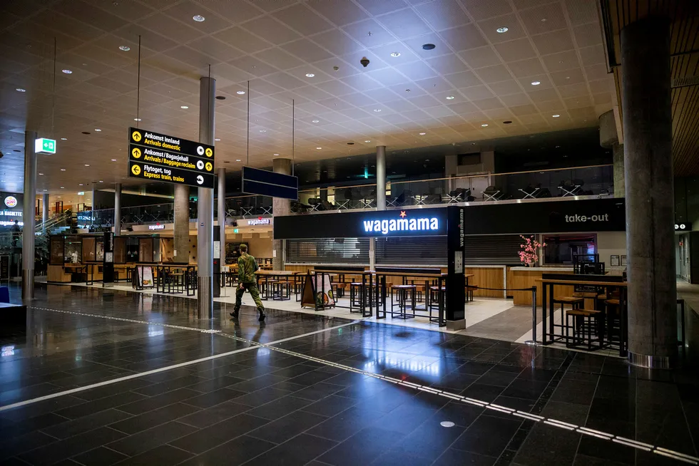 Det var få reisende på Gardermoen tirsdag, og mange av kafeene er stengt. Flybransjen, reiseliv og servering er blant de hardest rammede bransjene.