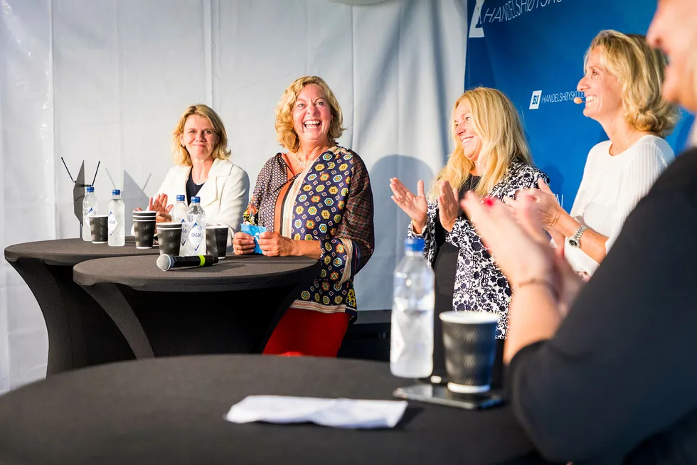 Berit Svendsen (nummer to fra venstre) får applaus av Hilde C. Bjørnland (f.v.), Toril Nag og Irene Rummelhoff under en debatt om kvinner i ledelse.