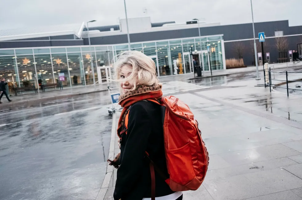Siri Kalvig leder investeringsfondet Nysnø. Hun er tidsoptimist og konstant litt sent ute. Her er hun på vei inn på Stavanger lufthavn Sola.