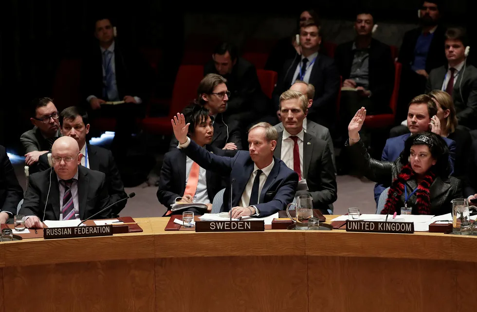 Russlands FN-ambassadør Vasilij Nebenzya (t.v.) avstår fra å stemme under avstemningen i FNs sikkerhetsråd om å igangsette en uavhengig etterforskning av bruken av kjemiske våpen i Syria. Sveriges FN-ambassadør Olof Skoog og Storbritannias FN-ambassadør Karen Pierce stemte for. Foto: Julie Jacobson / Ap / NTB scanpix