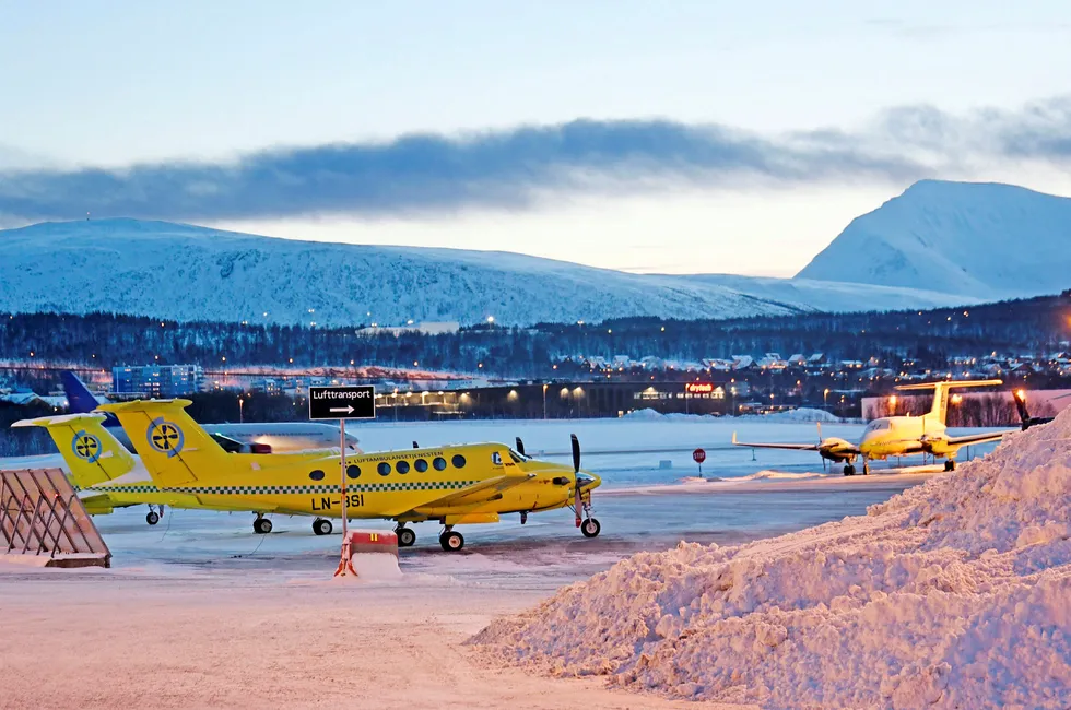 Ambulanseflyene i Tromsø har vært parkert grunnet tekniske problemer og pilotmangel denne vinteren, og denne uken møter pilotene og operatøren Babcock i tingretten i Tromsø. Her fra Tromsø lufthavn i desember i fjor.