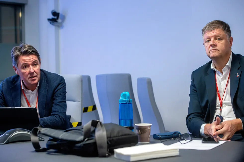 Ved Norwegians hovedkontor på Fornebu har toppsjef Jacob Schram (til høyre) og finansdirektør Geir Karlsen nettopp lagt frem en ny redningsplan for selskapet – før en irsk dommer bestemmer selskapets skjebne mandag.