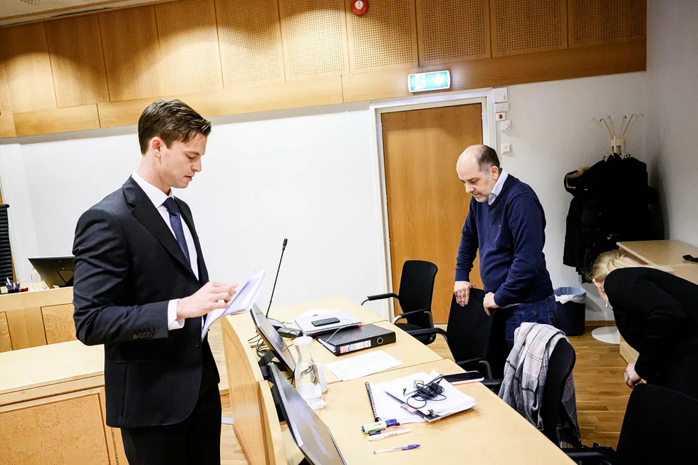 Kryptogründer Erik Solberg (til høyre) tapte mot Siemens i Asker og Bærum tingrett. Her fra forhandlingene torsdag 5. desember. Til venstre er advokat Jo Ørjasæther fra Wikborg Rein, som representerer Siemens.