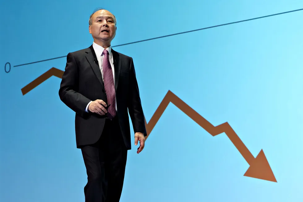 Softbank-sjef Masayoshi Son er under kraftig press, kassen tømmes og verdiene på teknologinvesteringene faller som en sten.