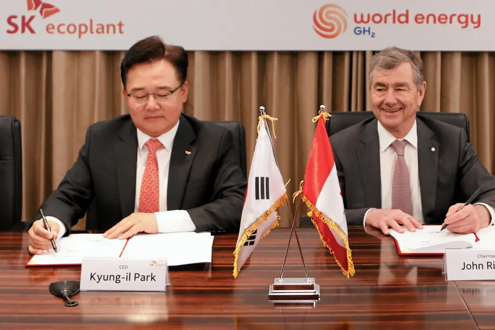 Kyung-il Park, CEO of SK Ecoplant and John Risley, chairman of World Energy GH2.