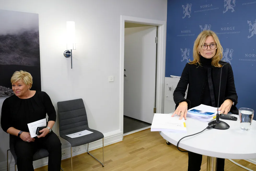 Karen Helene Ulltveit-Moe (til høyre) presenterte utredningen om lakseskatt for finansminister Siv Jensen mandag morgen.