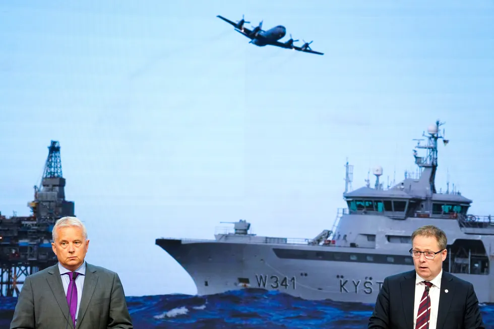 Forsvarsminister Bjørn Arild Gram (Sp) og Knut Storberget (til venstre) før overleveringen av Forsvarskommisjonens rapport i fjor.