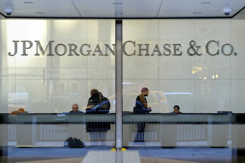 Avbildet er den amerikanske storbanken JP Morgan Chases hovedkvarter i New York. Banken leder an oppgangen i bankaksjer på Wall Street som følge av den amerikanske sentralbankens renteutsagn. Foto: STAN HONDA/AFP/NTB Scanpix