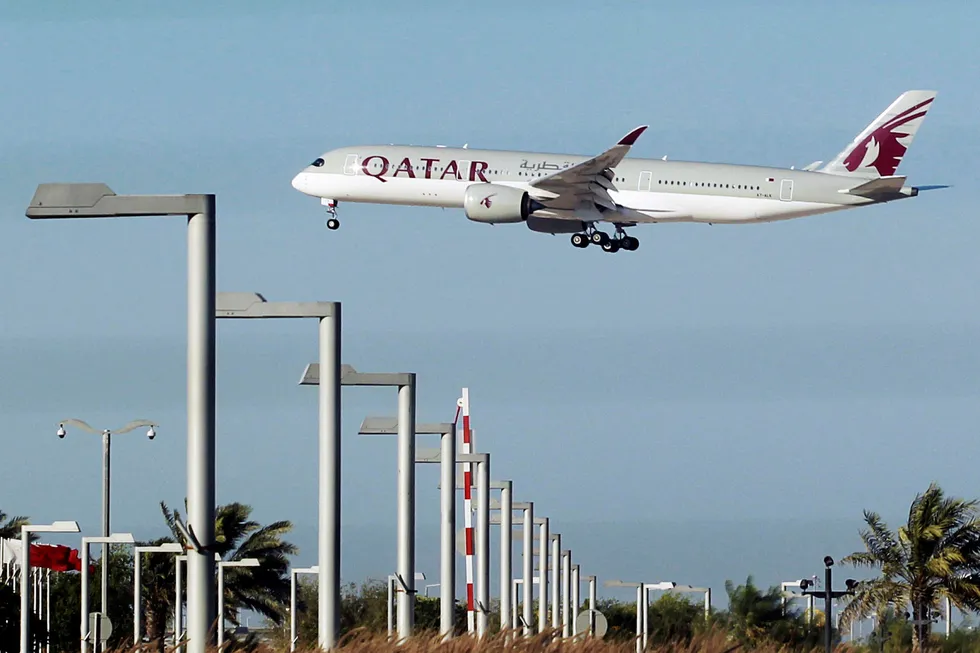 Et Qatar Airways-fly tar av i Doha. Nå går selskapet inn som sponsor i tre storklubber. Foto: Naseem Zeitoon/Reuters/NTB Scanpix
