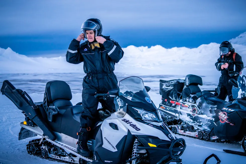 Statsminister Jonas Gahr Støre på snøscootertur på Svalbard onsdag.