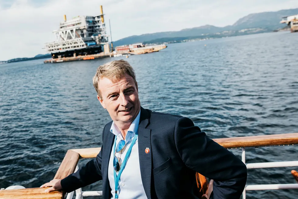 Olje- og energiminister Terje Søviknes, her fotografert ombord i båten Sunnhordland. Foto: Tommy Ellingsen