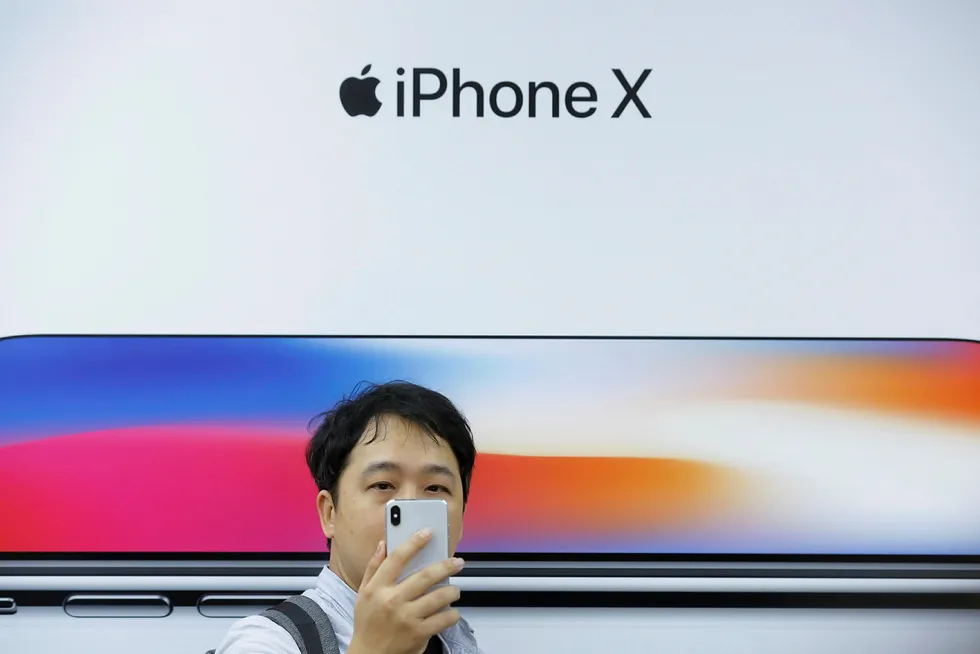Etterspørselen etter Iphone X vært skuffende lav i USA, Europa og Kina – de viktigste markedene for Apple. Produksjonen kan bli halvert i inneværende kvartal. Det rammer også asiatiske komponent- og underleverandører hardt. Foto: Thomas Peter/Reuters/NTB Scanpix