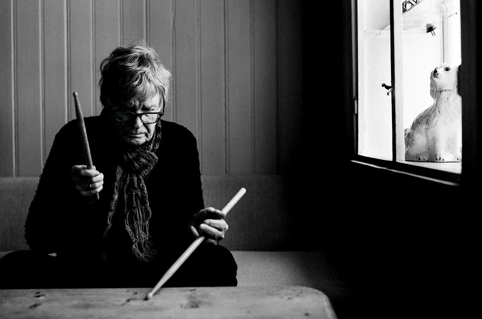 Trommeguru. Jon Christensen er internasjonalt ansett som en av Norges fremste musikere siden 1960-tallet. Denne artikkelen ble skrevet i anledning hans 75-årsdag, som han feiret med nytt album.