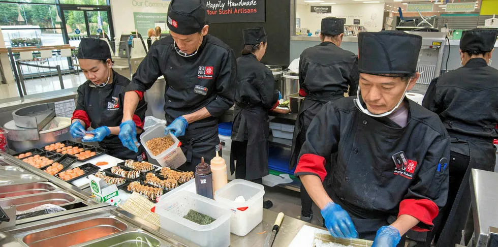 Tiltakene for å hindre smitte har særlig rammet hotell, restaurant og cateringsegmentet. Her tilberedes sushi.