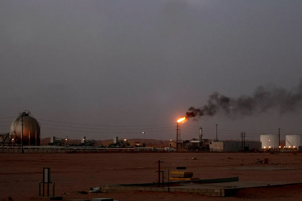 Oljefeltet Khurais antas å produsere over 1 million fat olje per dag. Her fra 2008.