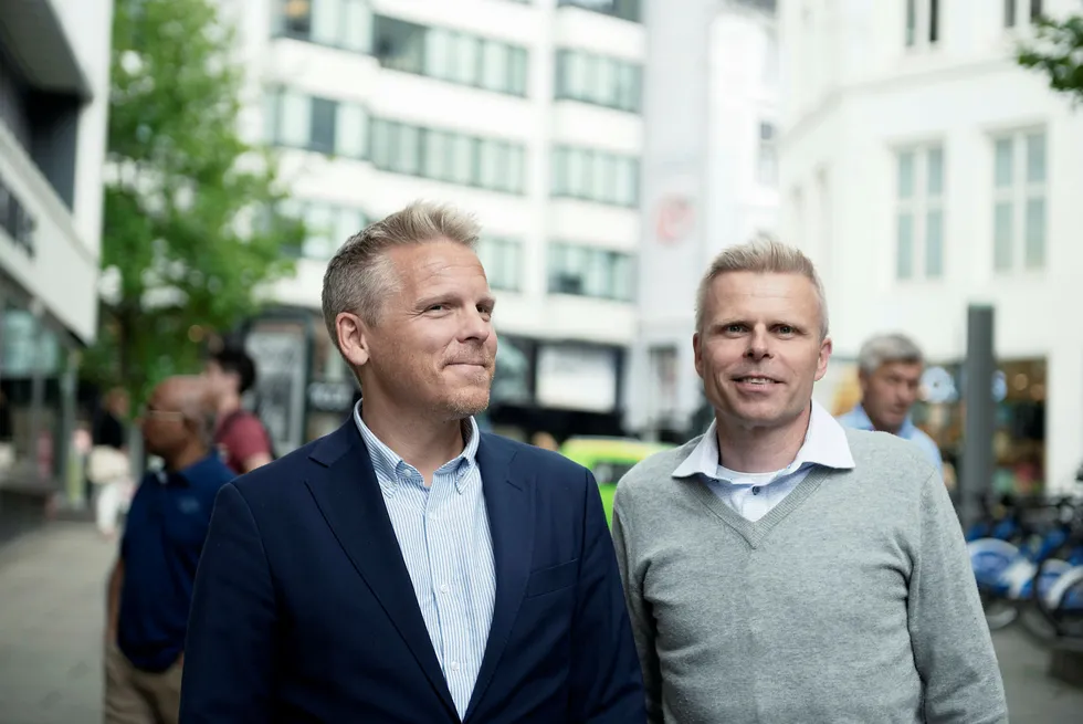 Anders Skar i blå jakke er sjef i Nordnet. Her sammen med spareøkonom Bjørn Erik Sættem i Nordnet.