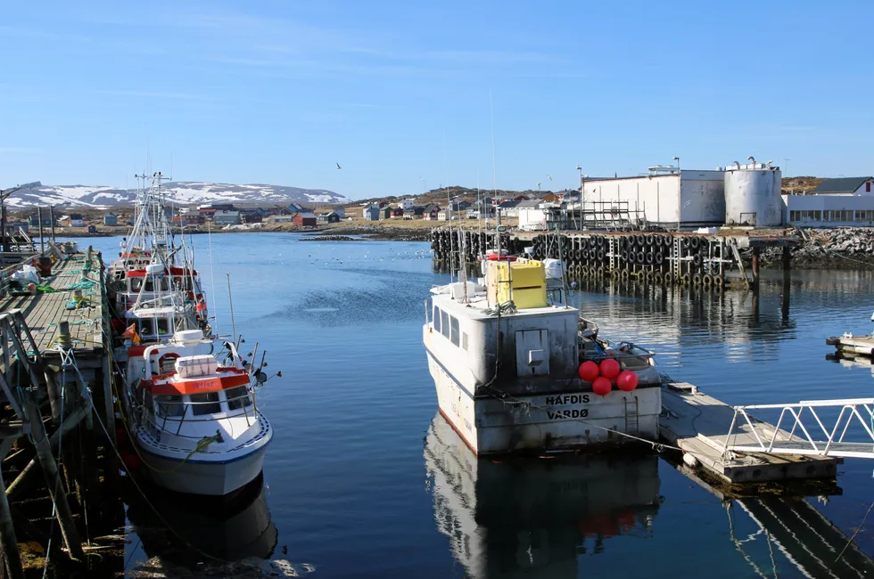 Tettstedet Gamvik med mottaket Gamvik Seafood.