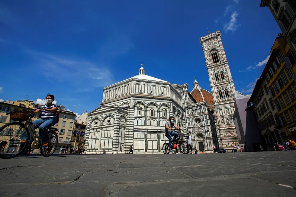 Ingen turister kommer ennå til Italia, der blant annet en folketom Piazza del Duomo i Firenze venter.