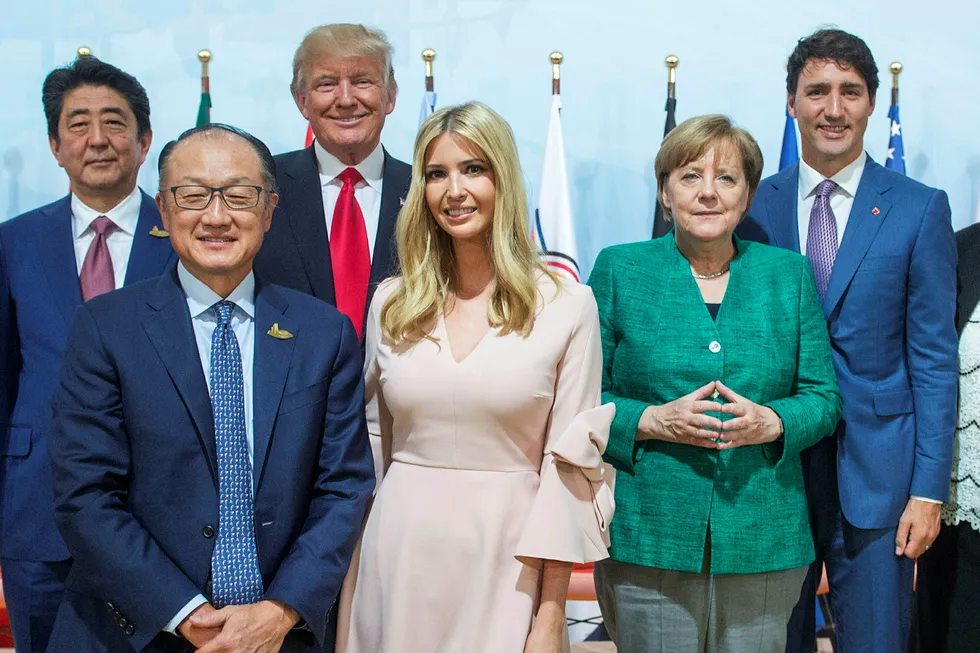 Donald Trumps datter Ivanka har spilt en fremtredende rolle på G20-møtet i Hamburg, her mellom Verdensbankens sjef Jim Young Kim og Tysklands statsminister Angela Merkel under presentasjonen av et nytt globalt kvinnefond. Foto: Ryan Remiorz
