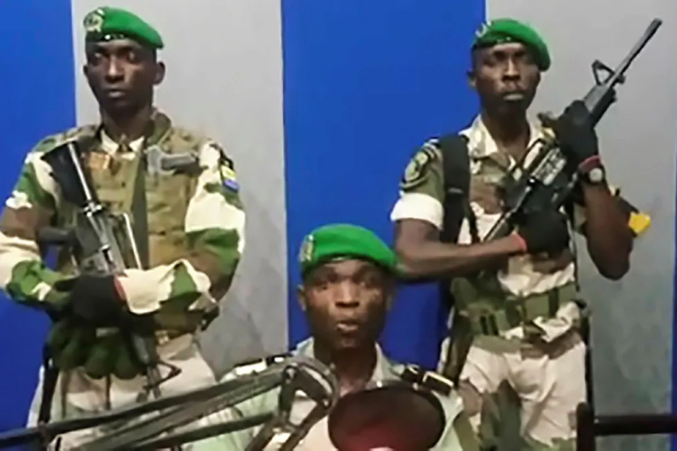 Soldater tok mandag kontroll over den statlige kringkastingen i Gabon, og oppfordret folket til å gjøre opprør mot regimet til president Ali Bongo. De siste meldingene går nå på at kuppet var mislykket.