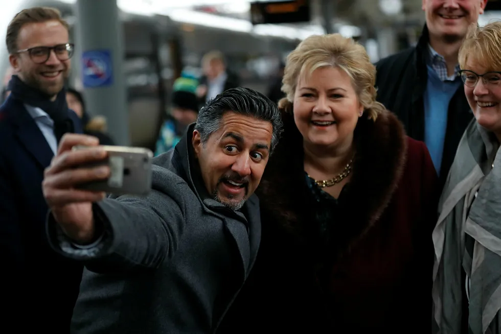 Statsminister Erna Solberg og Abid Raja (V) tar en selfie på Oslo S før de skal orientere om arbeidet med Nasjonal transportplan. Foto: Cornelius Poppe, NTB Scanpix