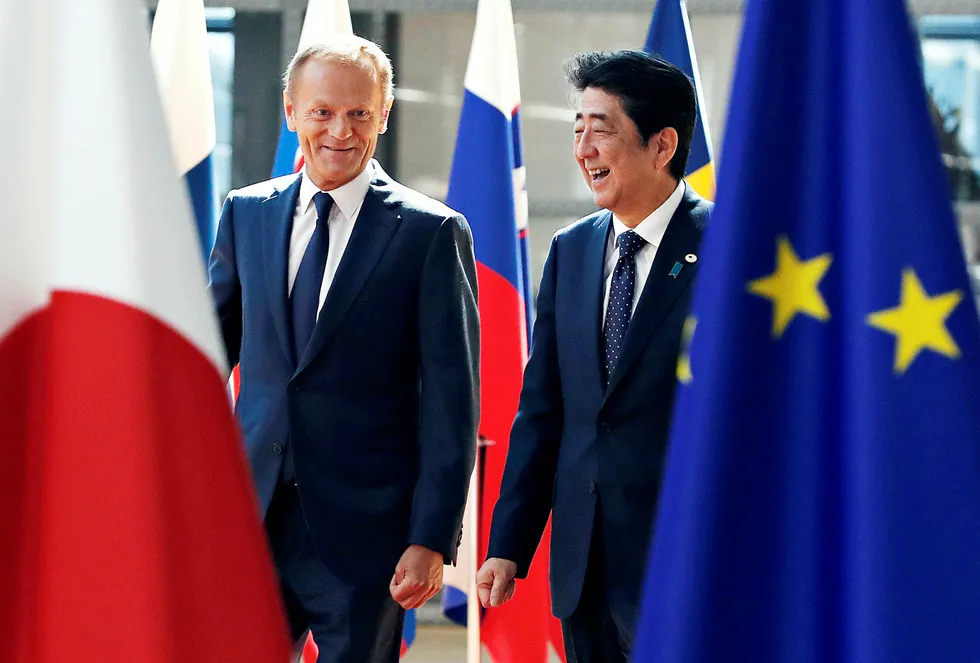 EU-president Donald Tusk og Japans statsminister Shinzo Abe har signert en foreløpig frihandelsavtale mellom de to økonomiske stormaktene denne uken. Ikke alle detaljer er avklart, og først etter 2030 vil importskattene på blant annet ost til Japan bli fjernet. Foto: Yves Herman/Reuters/NTB Scanpix