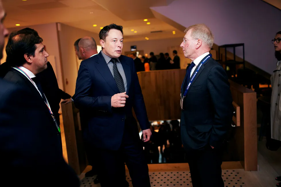 Jens Ulltveit-Moe (til høyre) er av de 79 nye Tesla-eierne som nå går rettens vei mot elbilprodusenten etter kjøp av Tesla Model S P85D. Jens Ulltveit-Moe møtte Tesla-sjef Elon Musk i Stavanger i 2014. Foto: Tomas Alf Larsen
