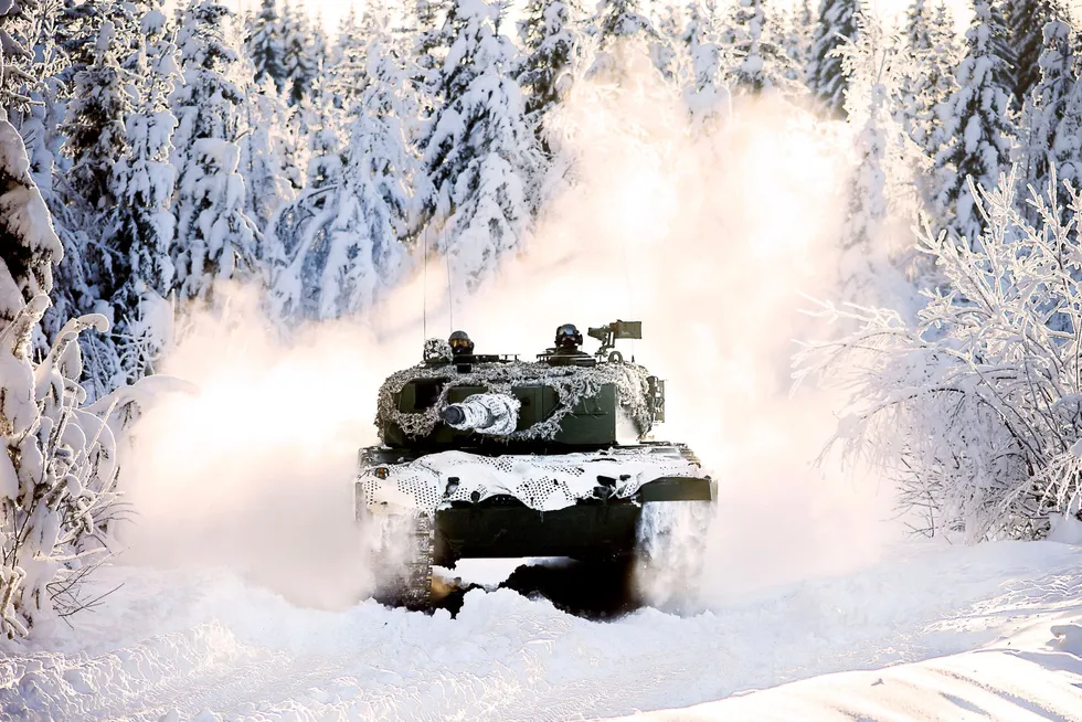 Leopard 2 A2 stridsvogn kjører i øvingsfeltet på Rena.