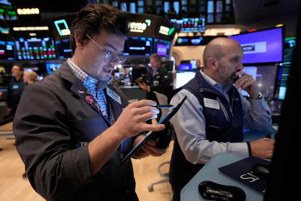 Traderne William Lovesick (fra venstre) og James Denaro på børsgulvet hos New York Stock Exchange.