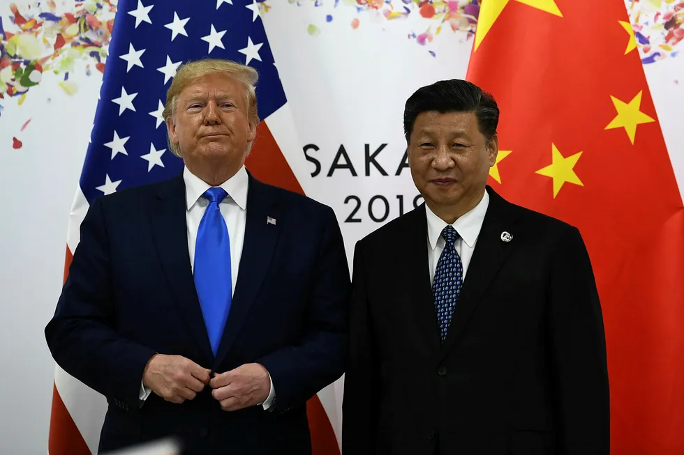 President Donald Trump nekter å snakke med Kinas president Xi Jinping. I et nytt intervju truer han med å kutte ut forbindelsene med Kina.