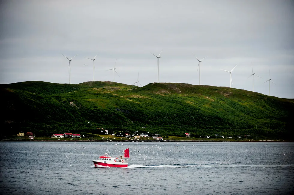 Med økende vindkraftproduksjon vil vi se et økende behov for løsninger som kan kompensere for svingningene i kraftproduksjonen, skriver artikkelforfatterne. Her fra Fakken vindpark på Vannøya. Foto: Thomas Haugersveen