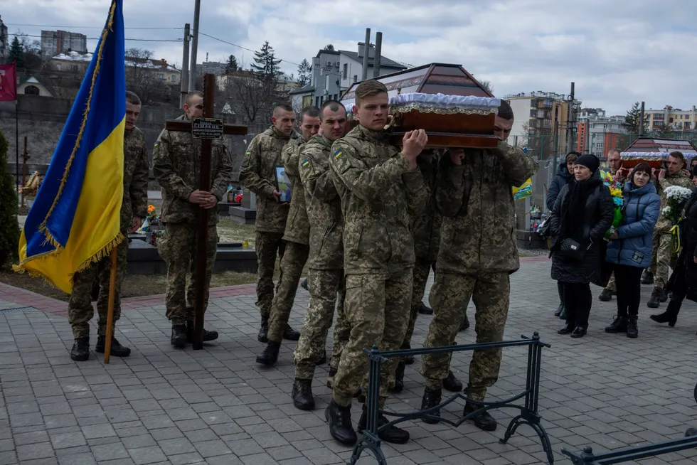 Soldater i den ukrainske byen Lviv bærer kisten med en omkommet etter krigshandlingene i landet.
