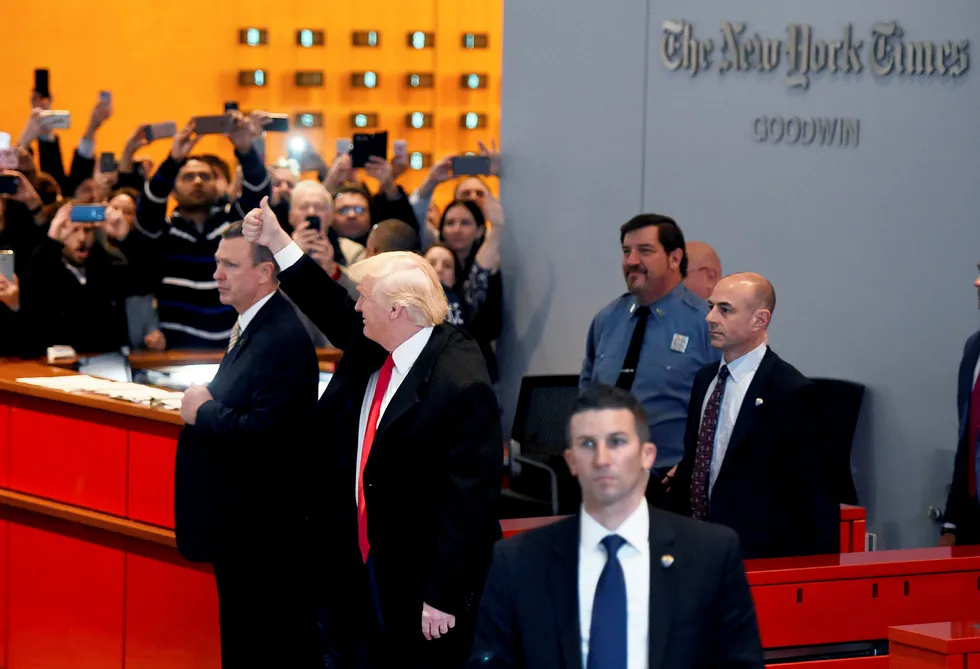 USAs påtroppende president, Donald Trump, gir tommelen opp til publikum etter å ha besøkt New York Times' hovedkontor, etter valget, 22. november i år. Foto: TIMOTHY A. CLARY/Afp/NTB scanpix