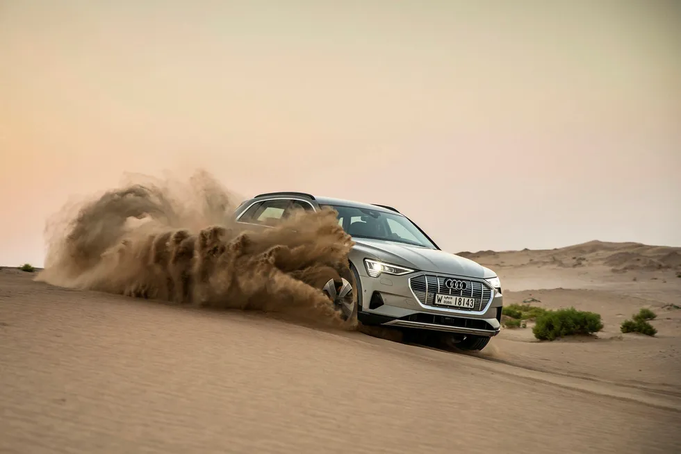 Det er registrert over 2000 Audi e-tron siden Møller startet med leveringer av bilen i mars. Her på testkjøring i Abu Dhabi.