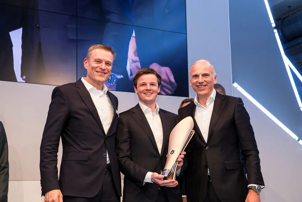 Joachim Sommerseth, daglig leder i Bilia Skøyen med prisen for «Best Retailer BMW i & BMW iPerformance». Her flankert av Pieter Nota, styremedlem i BMW, til høyre og Peter van Binsbergen, salgs- og markedssjef for BMW Tyskland. Foto: BMW