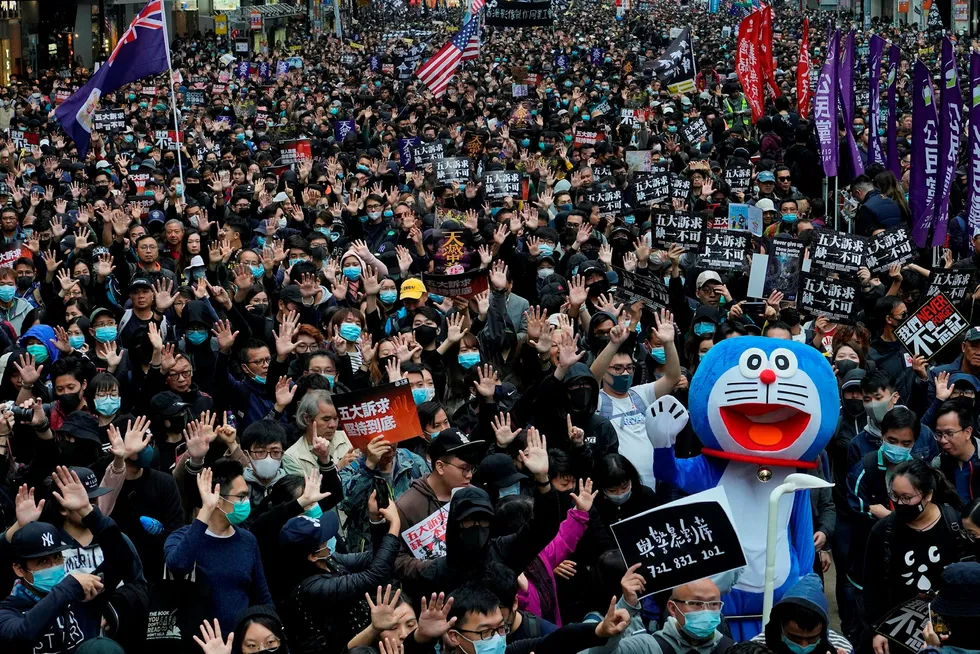 Titusener deltok i nyttårsdemonstrsjonen i Hongkong. Foto: AP / NTB scanpix