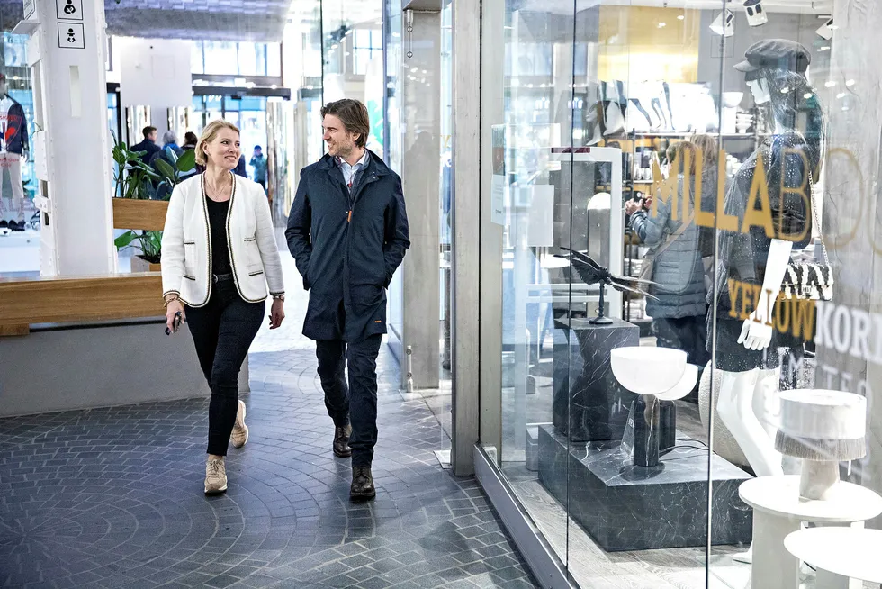 – Jeg handler i fysiske butikker og litt på nett, sier Kristin Valen Kvåle, bærekraftsansvarlig i Danske Bank Norge. Her sammen med senioranalytiker Eirik Melle i banken.