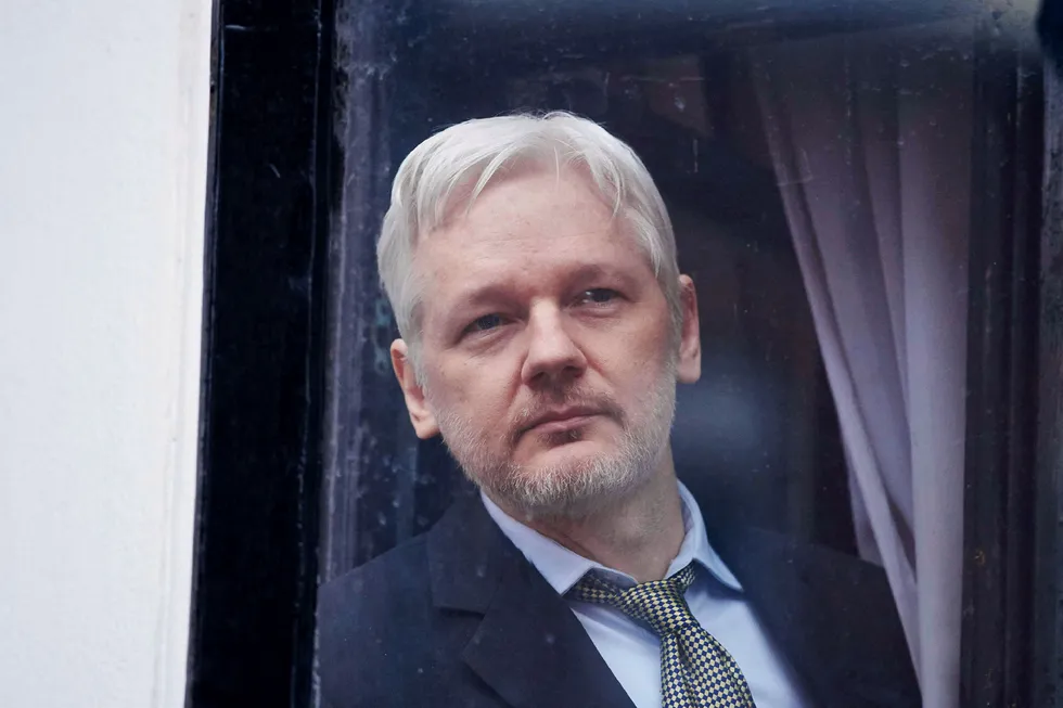 WikiLeaks-grunnlegger Julian Assange, her fotografert gjennom vinduet i ambassaden til Ecuador i London.