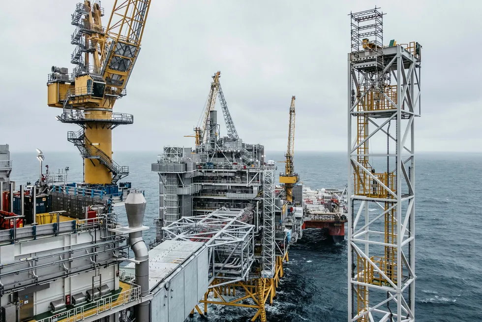 Så langt har 2020 vært et dramatisk år for oljebransjen og markedet. Fortsatt merkes etterdønningene av koronakrisen. Avbildet er Johan Sverdrup-feltet i Nordsjøen.