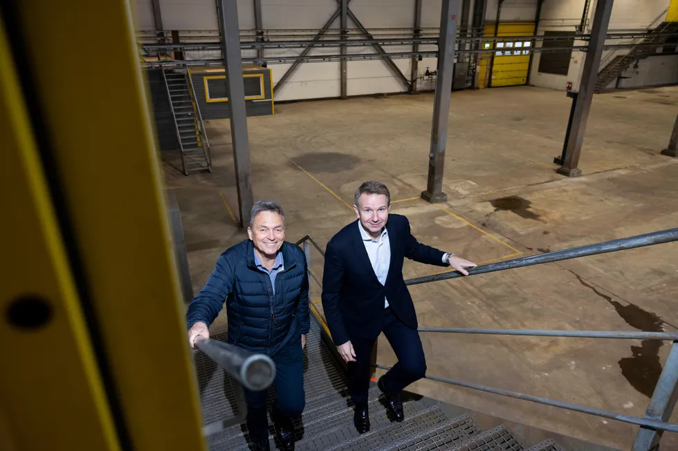 – Vi har nå sikret finansiering på 1,2 milliarder kroner for bygging av det første industriskala-anlegget på Herøya, sier styreleder John Andersen jr. i Reetec til høyre. Ved hans side går administrerende direktør Sigve Sporstøl opp en trapp i selskapets fabrikklokale.