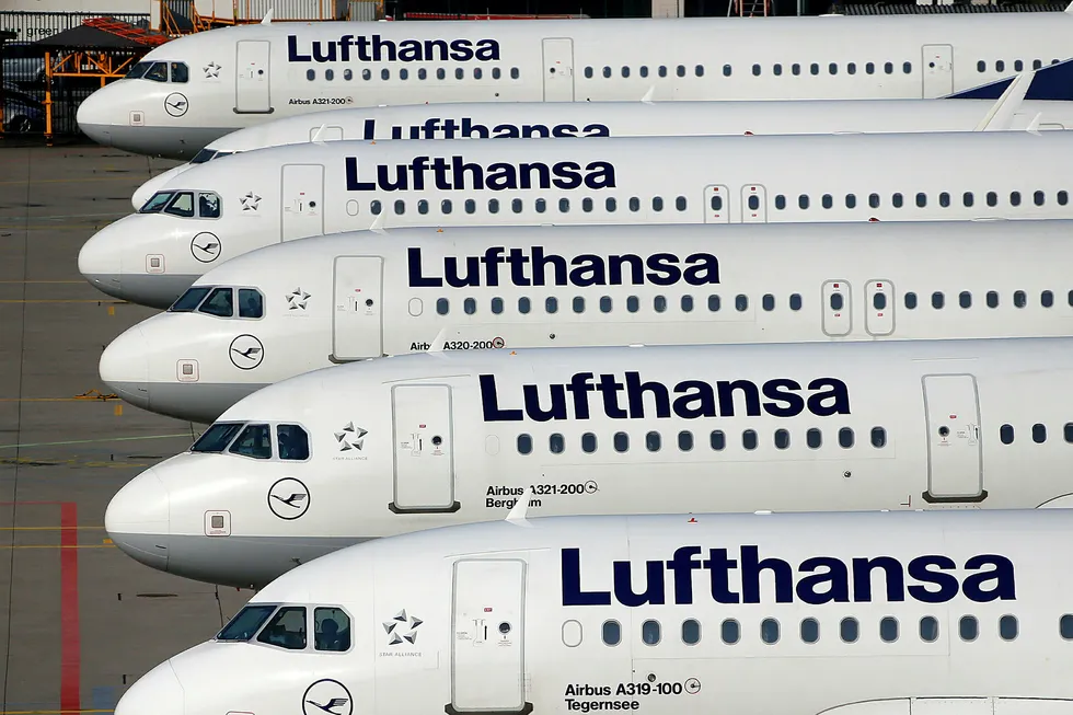 Kilder hevder overfor nyhetsbyrået Bloomberg at Lufthansa ikke vil kaste seg inn i kampen om Norwegian. Den høye gjelden i Norwegian oppgis som en viktig årsak. Foto: Michael Probst/AP Photo/NTB Scanpix