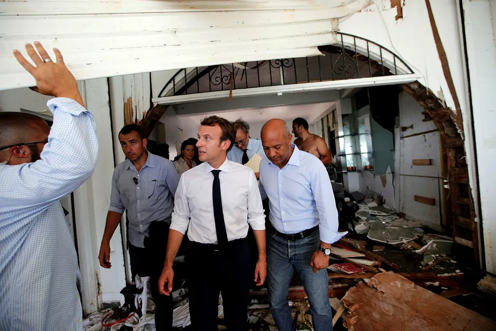 Frankrikes president Emmanuel Macron tar en ødelagt bygning i øyesyn under sitt besøk på den franske øyå St. Martin. Foto: Christophe Ena/Pool TPX/Reuters/NTB scanpix