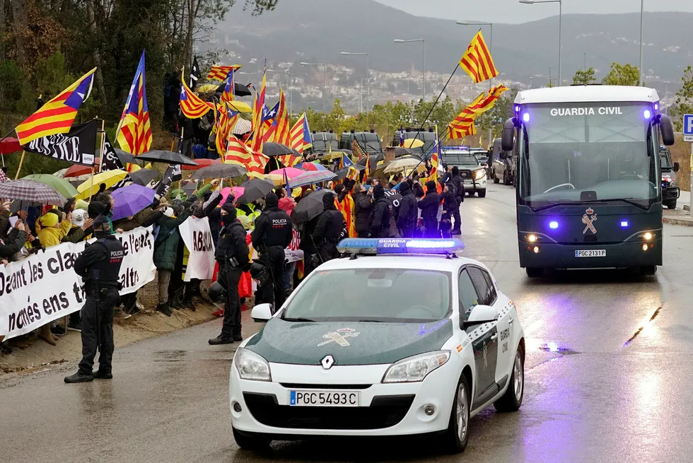 Demonstranter møtte opp da de katalanske uavhengighetslederne ble fraktet med buss fra fengselet Brians II i Barcelona fredag, til Madrid der rettssakene starter 12. februar.