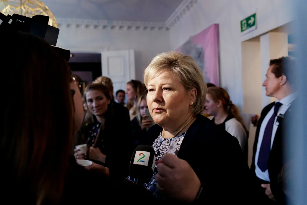 Statsminister Erna Solberg (H) ville mandag ikke gi råd til svenskene.