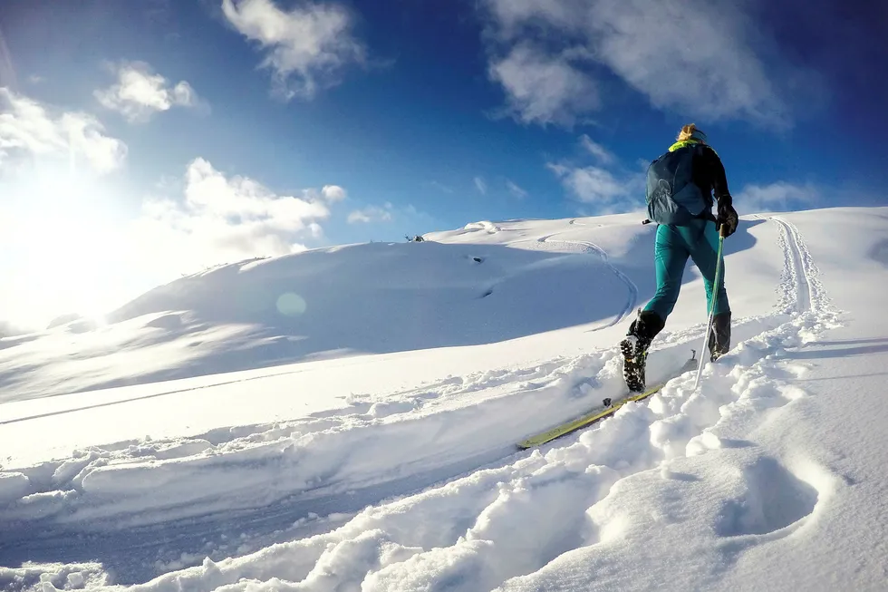 I Sogndal har det falt nok snø til at det er godt skiføre i fjellene rundt Sogndalsdalen. Landslagsløper Malene Blikken Haukøy forteller om mye aktivitet i fjellet nå. Foto: Privat