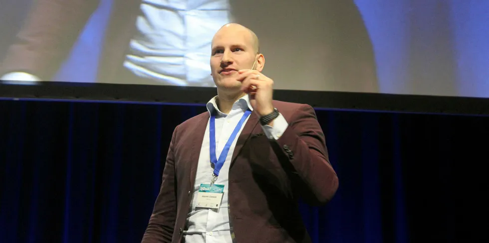 Forskar Aleksander Lillienskiold i Sintef Ocean fortalte om prosjektet SalmID på Sjømatdagane onsdag. Dei har utvikla eit verktøy som identifiserer kvar enkelt individ av laksen.