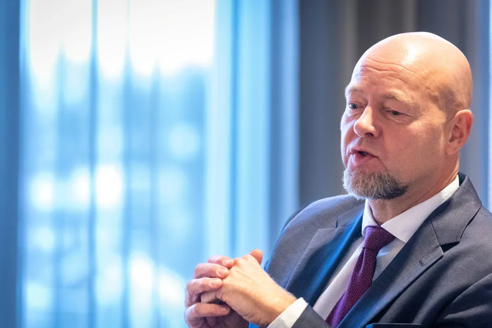 Tidligere Oljefondssjef Yngve Slyngstad, som nå skal lede Aker-systemets finansielle satsing på det grønne skiftet, mener Oljefondets investeringsstrategi er gått ut på dato.