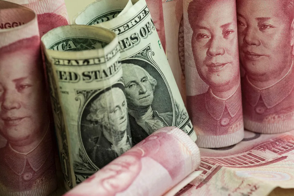Det var forventet at den kinesiske valutaen ville svekke seg etter årsskiftet. Sentralbanken vil det annerledes og det har skapt panikk på valutamarkedet og rekordhøye renter i offshoremarkedet for den kinesiske valutaen i Hong Kong Foto: Fred Duofour/AFP/NTB Scanpix