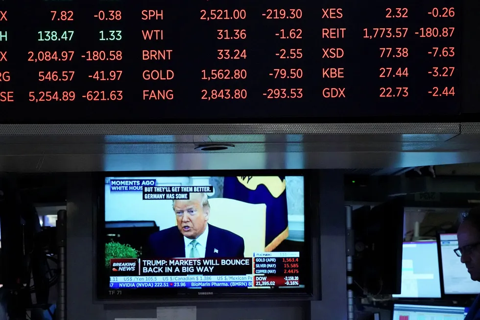En tv-skjerm viser president Donald Trump tale, inne på børsen i New York torsdag 12. mars 2020.